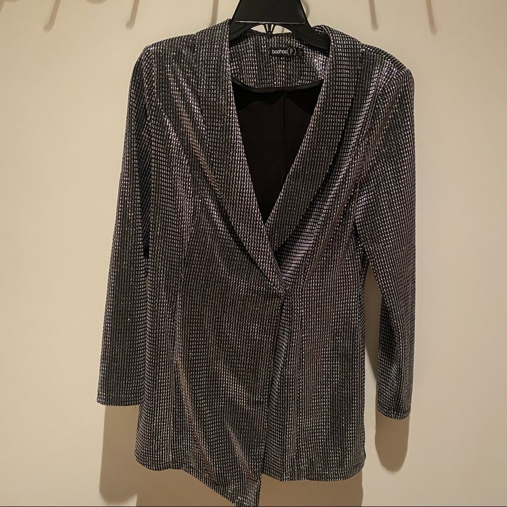 Boohoo Women’s Silver Sequin Petite Blazer. Size 8P